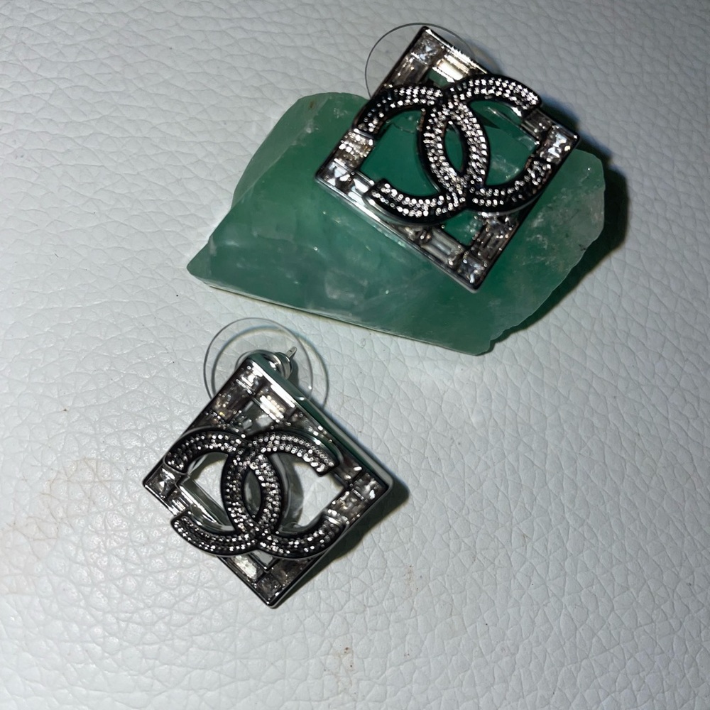 Elegant Chanel Silver tone Earrings with crystals collection 2022 - Picture 6 of 16